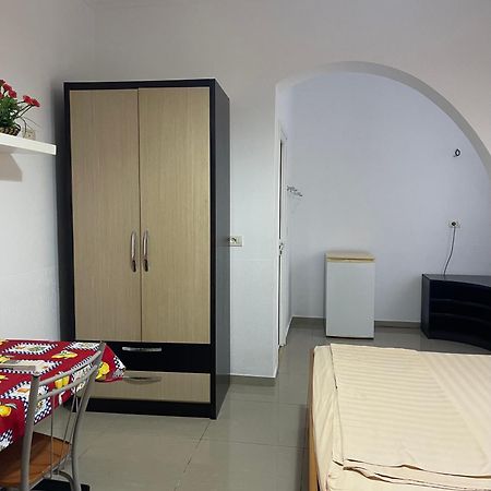 Guest House Lionel ดูร์เรส ภายนอก รูปภาพ