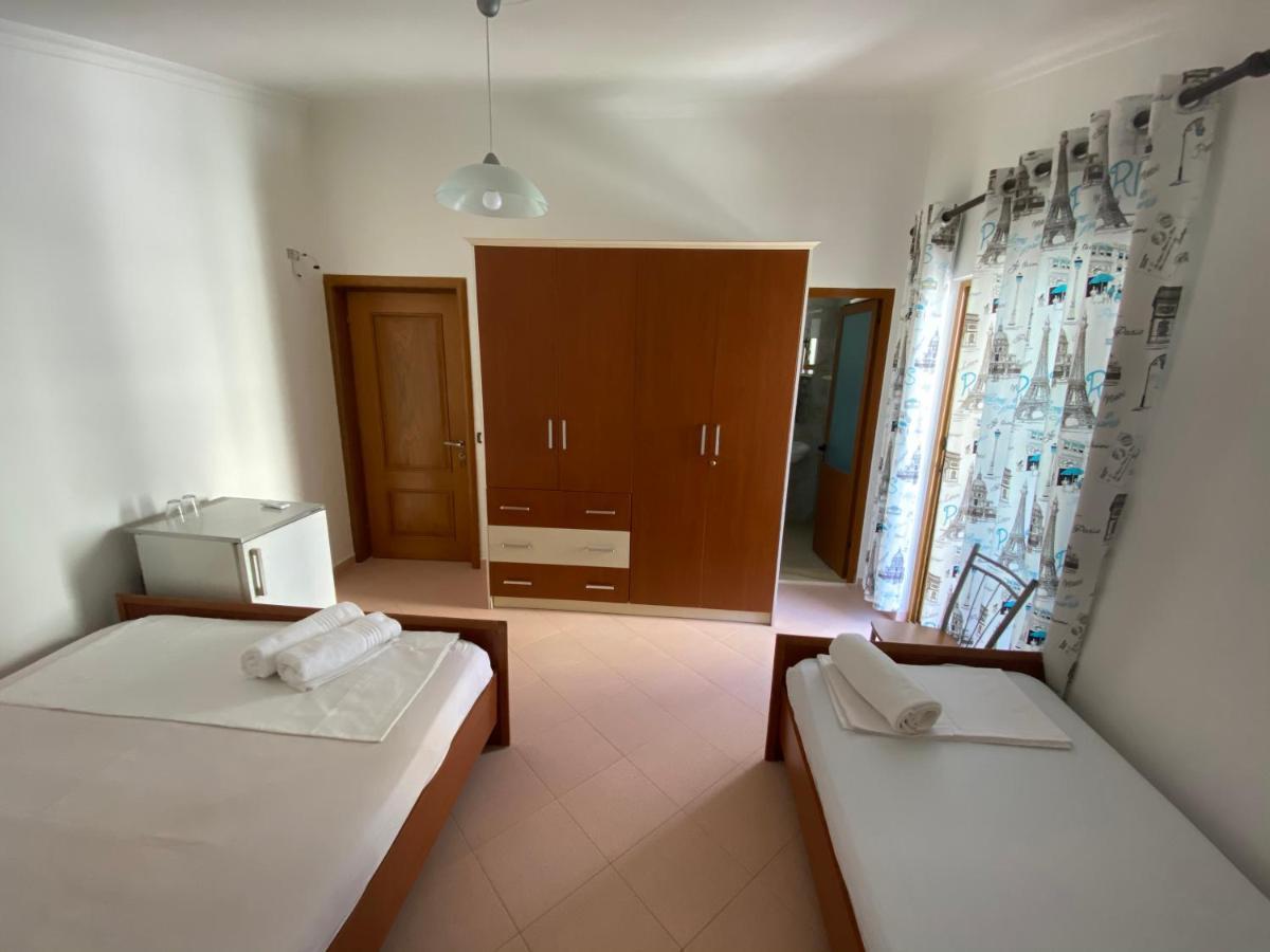 Guest House Lionel ดูร์เรส ภายนอก รูปภาพ