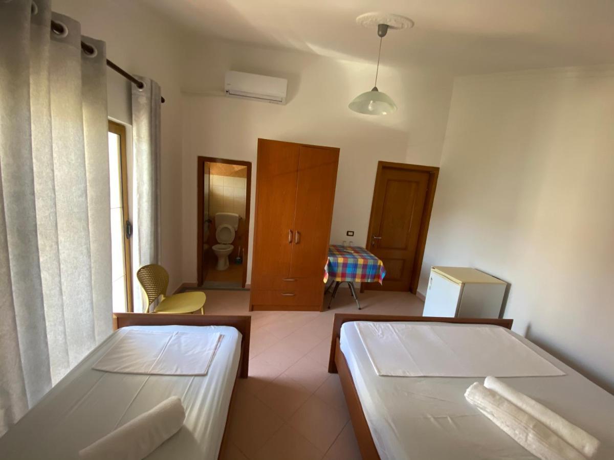 Guest House Lionel ดูร์เรส ภายนอก รูปภาพ