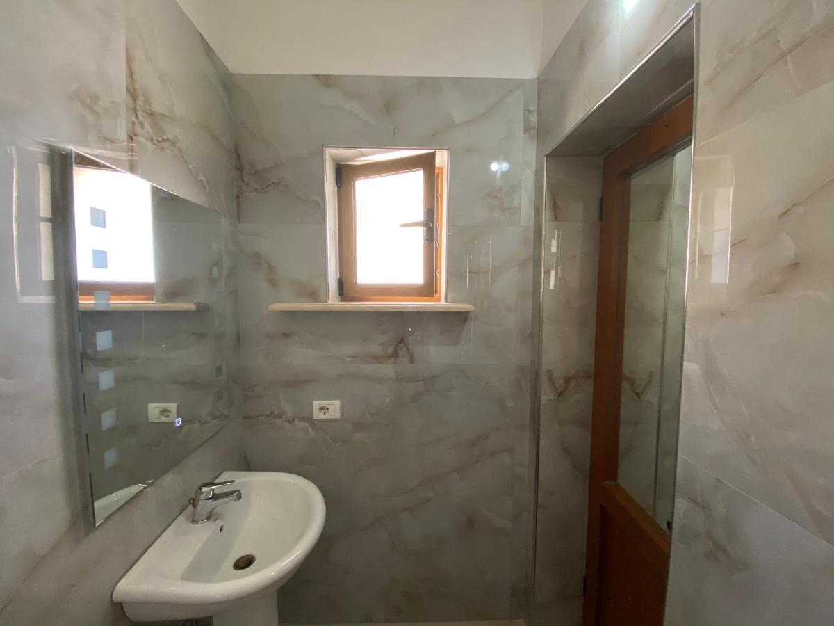 Guest House Lionel ดูร์เรส ภายนอก รูปภาพ