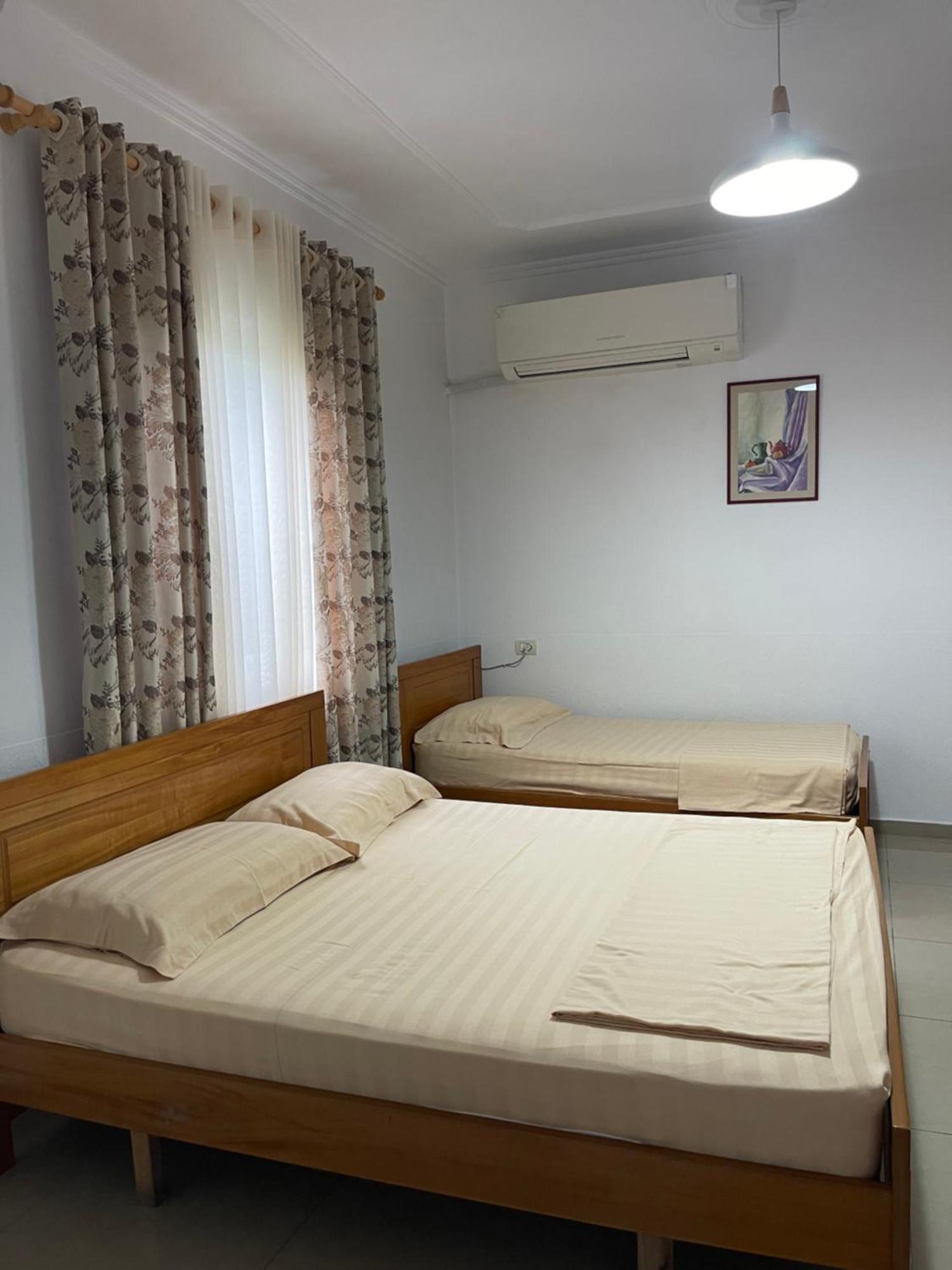 Guest House Lionel ดูร์เรส ภายนอก รูปภาพ
