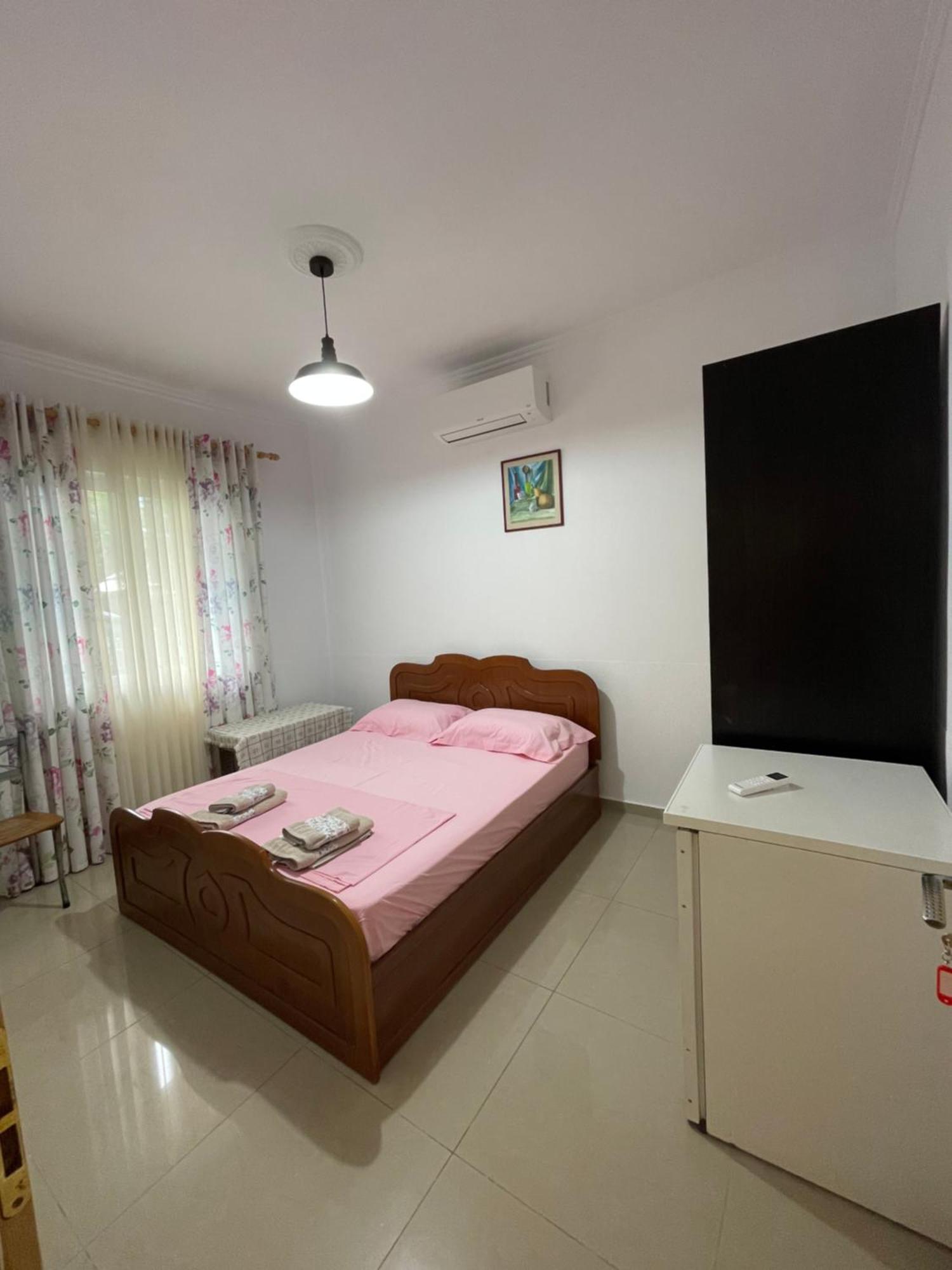 Guest House Lionel ดูร์เรส ภายนอก รูปภาพ