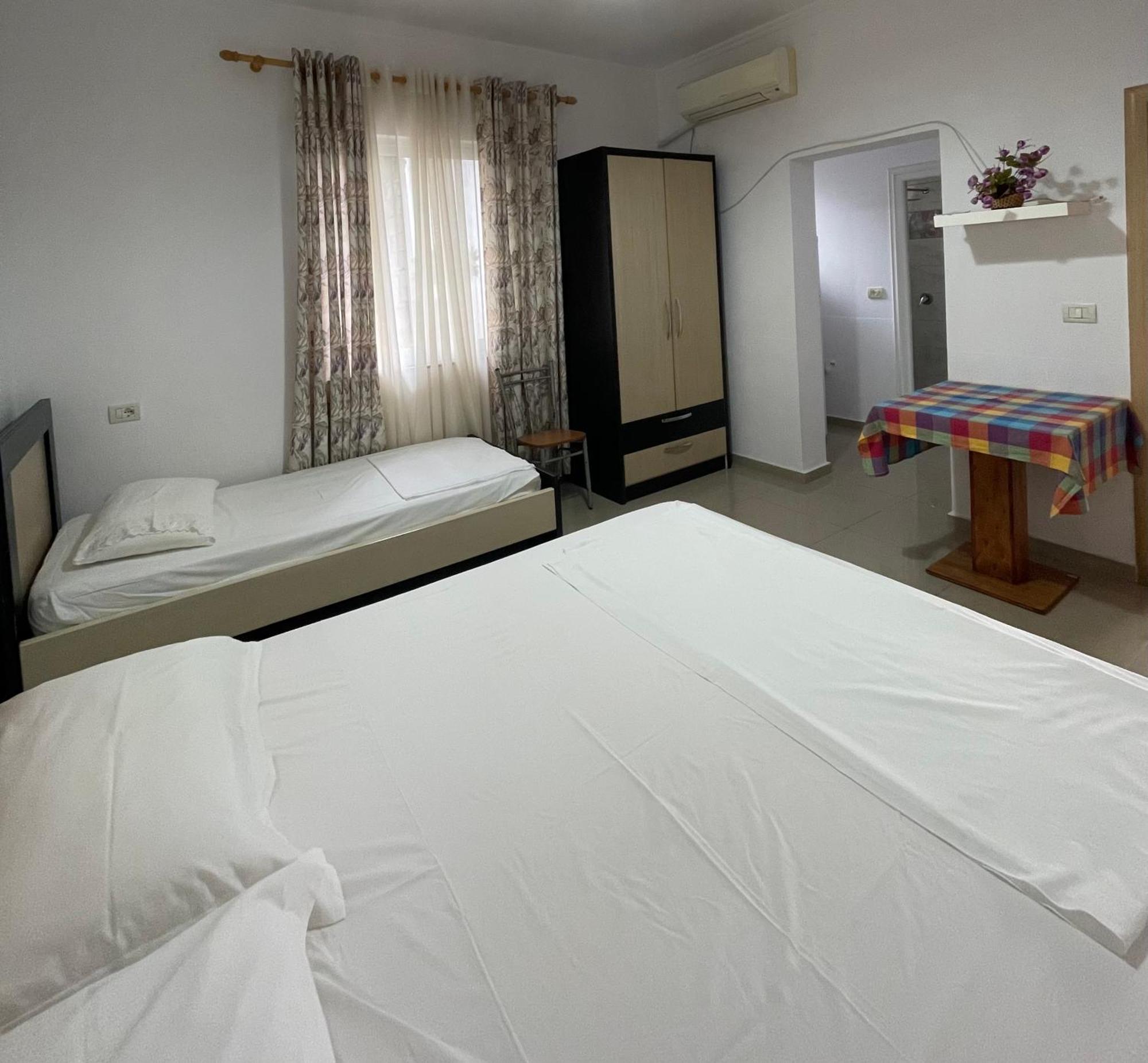 Guest House Lionel ดูร์เรส ภายนอก รูปภาพ