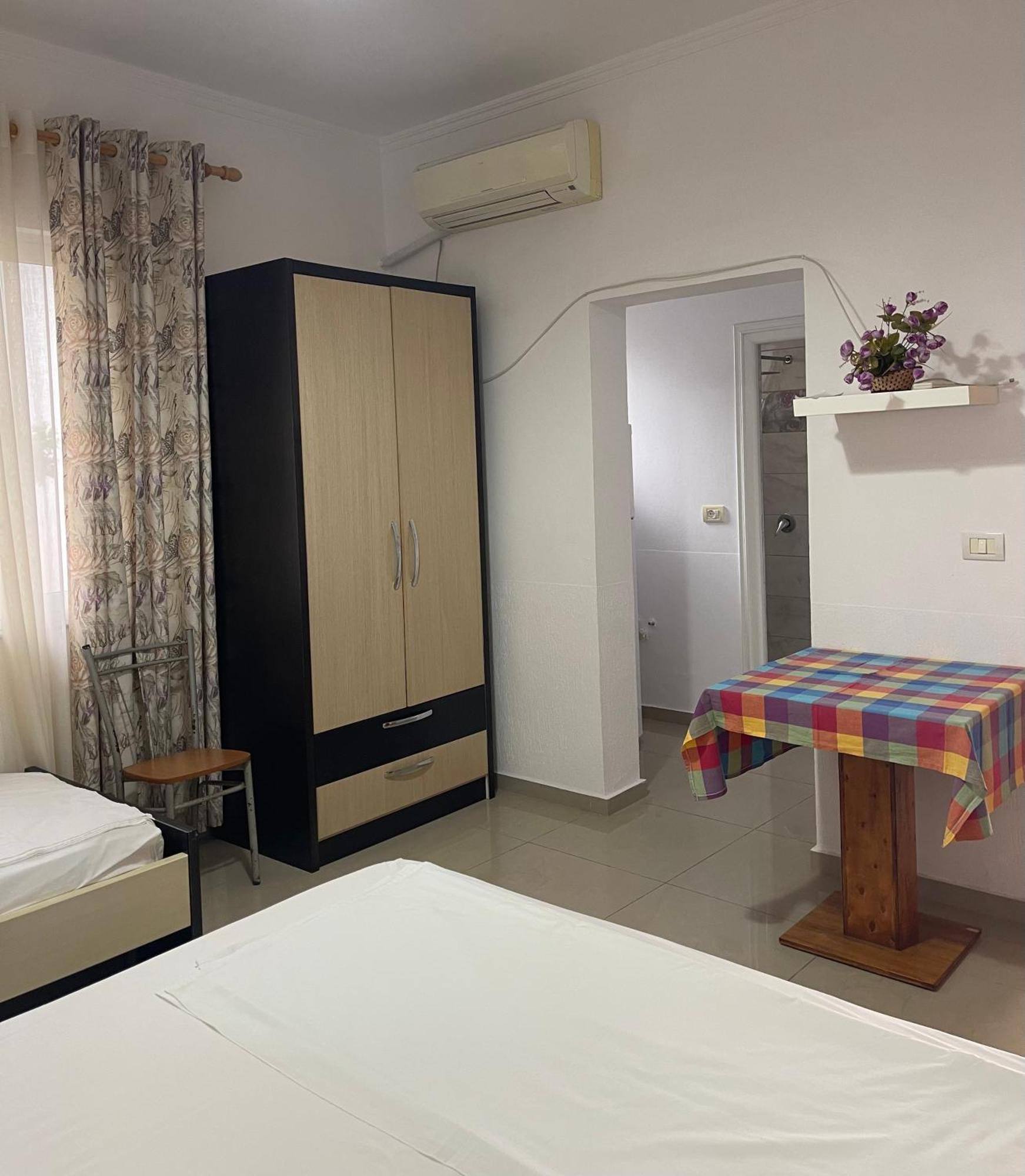 Guest House Lionel ดูร์เรส ภายนอก รูปภาพ